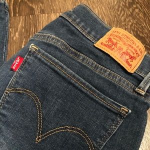 27 X 32 Levi’s skinny jeans